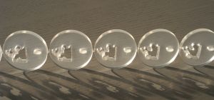 Laserskæring af 8 mm hardcoated acryl